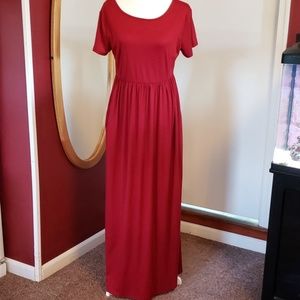 Maroon short sleeve maxi dress w/pockets!